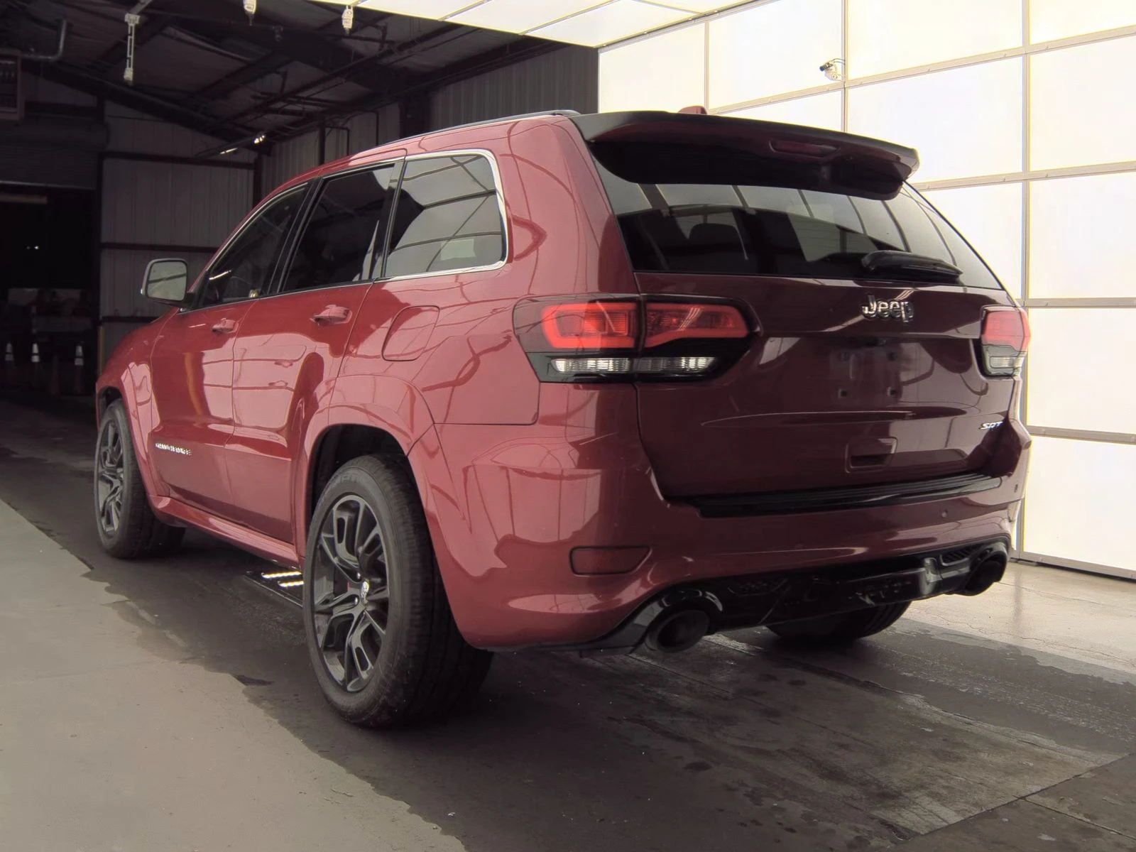 Jeep Grand cherokee SRT* 6.2* V8* ПОДГРЕВ* КАМЕРА* КЕЙЛЕС* LANE* ASSIS, снимка 4 - Автомобили и джипове - 53998727