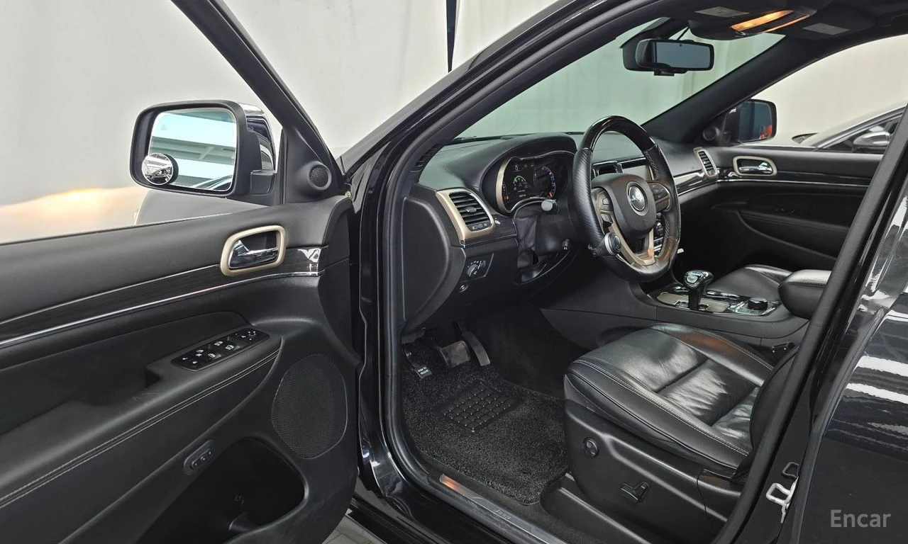 Jeep Grand cherokee 3.6 Overland* ПОДГРЕВ* ОБДУХВАНЕ* ПАНОРАМА* КАМЕРА, снимка 6 - Автомобили и джипове - 55661607