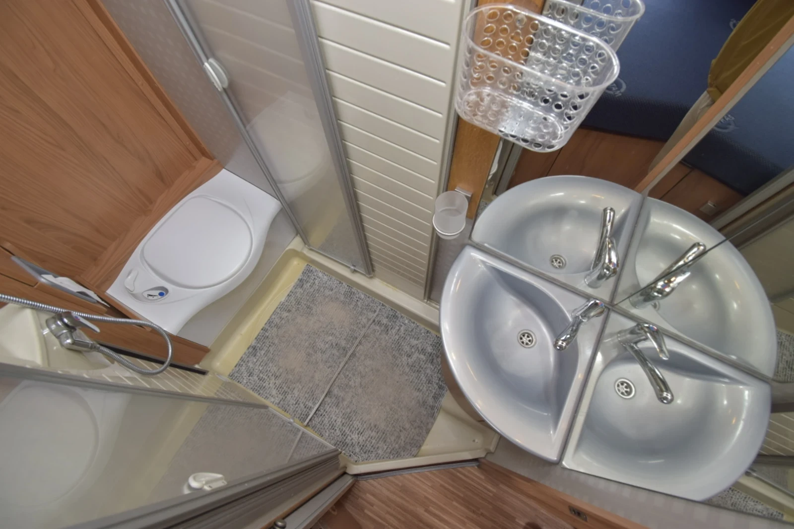 Кемпер Burstner Aviano I 684, снимка 11 - Каравани и кемпери - 54279087