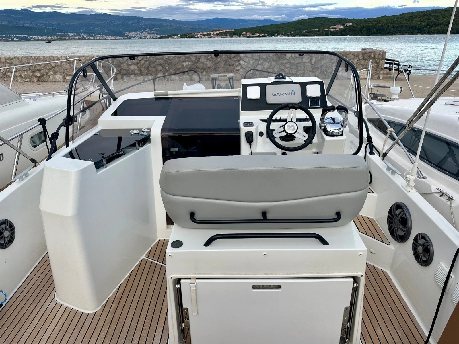 Моторна яхта Beneteau Flyer sundeck 9 - изображение 10