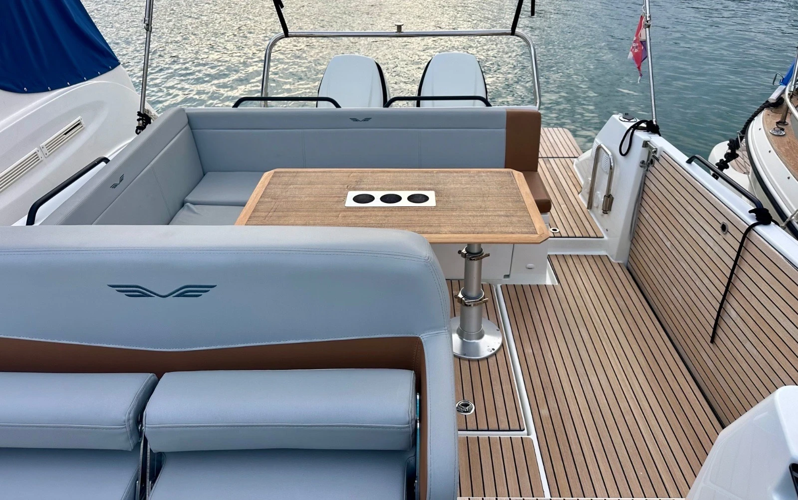 Моторна яхта Beneteau Flyer sundeck 9 - изображение 9