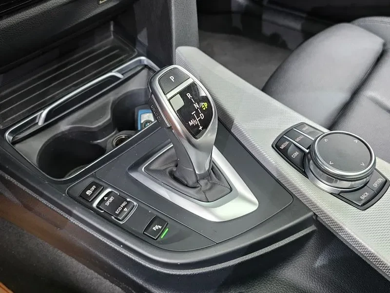 BMW 320 I M Sports, снимка 8 - Автомобили и джипове - 56070104
