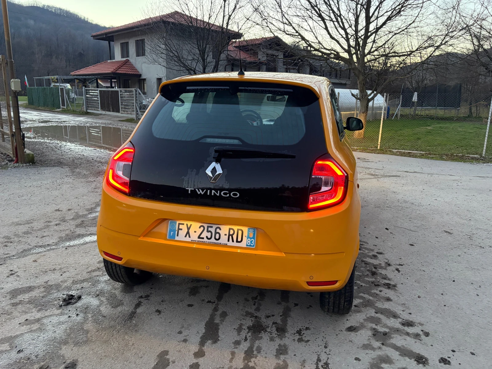 Renault Twingo 1.0 - изображение 8