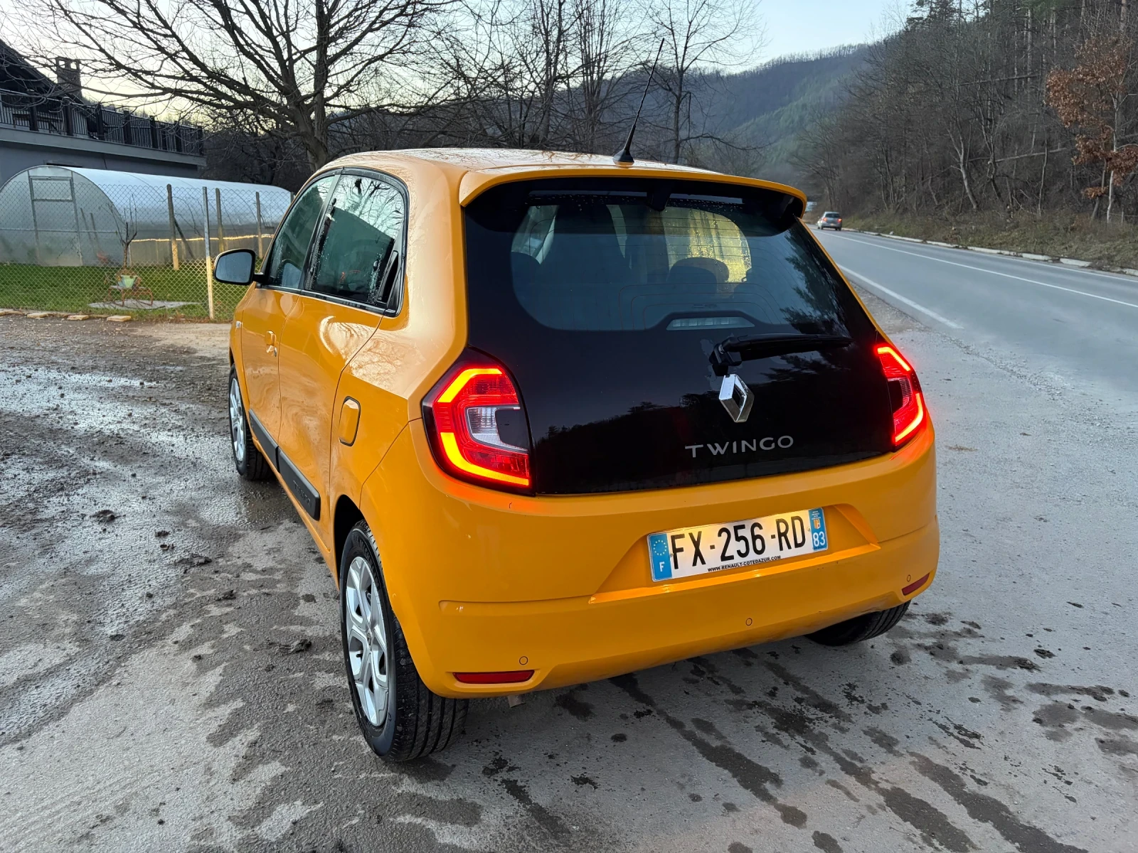 Renault Twingo 1.0 - изображение 7