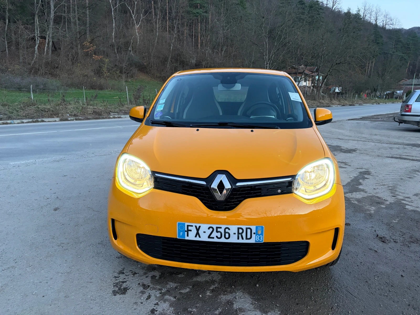 Renault Twingo 1.0 - изображение 2