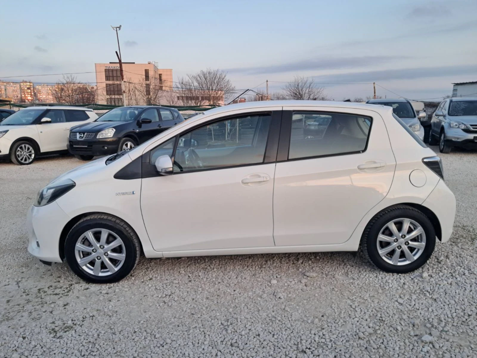 Toyota Yaris 1.5 HYBRID , снимка 7 - Автомобили и джипове - 53995778