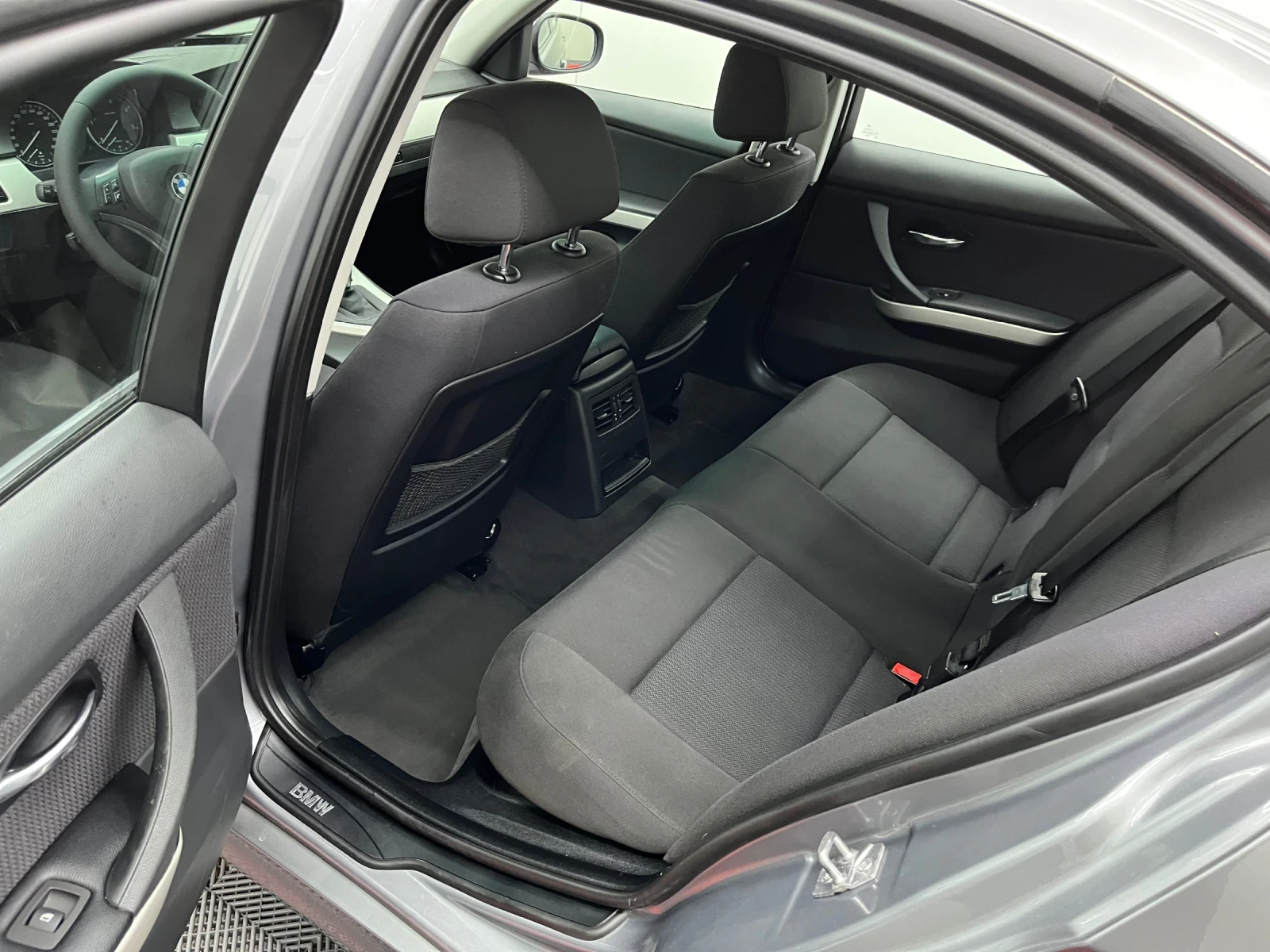 BMW 320, снимка 8 - Автомобили и джипове - 54260095