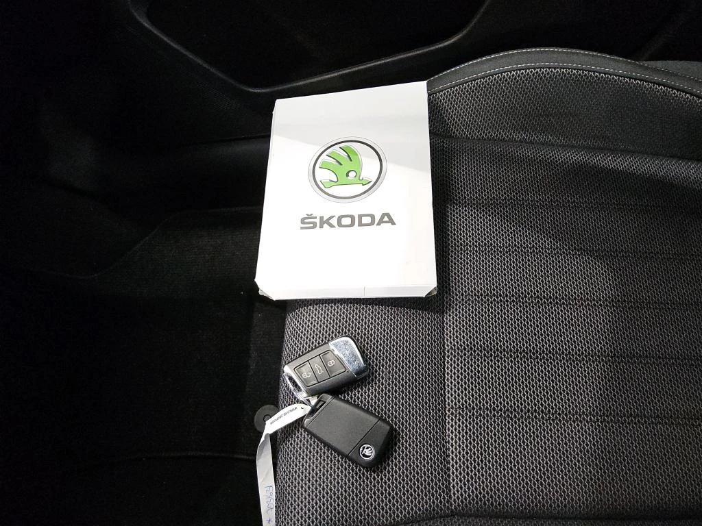 Skoda Superb Combi 2.0 TDI Style, снимка 11 - Автомобили и джипове - 54304304