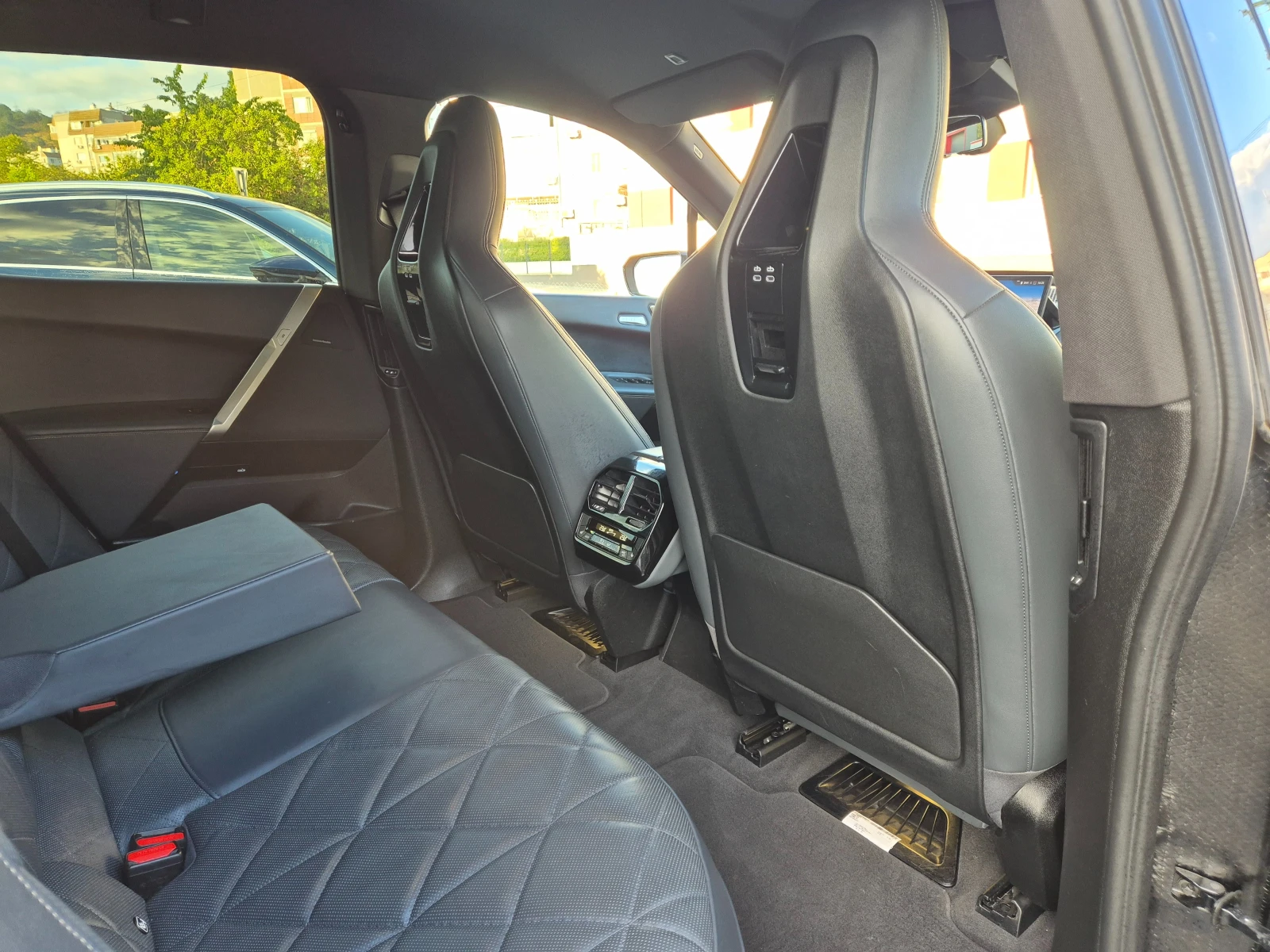 BMW iX 40-M-XDRIVE-HUD-LASER-HARMAN/KARDON-VAKUM-MASAJ, снимка 9 - Автомобили и джипове - 55848638