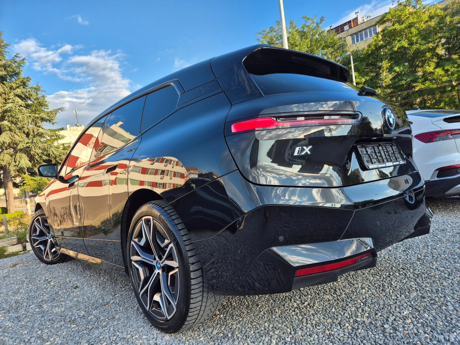 BMW iX 40-M-XDRIVE-HUD-LASER-HARMAN/KARDON-VAKUM-MASAJ, снимка 4 - Автомобили и джипове - 55848638