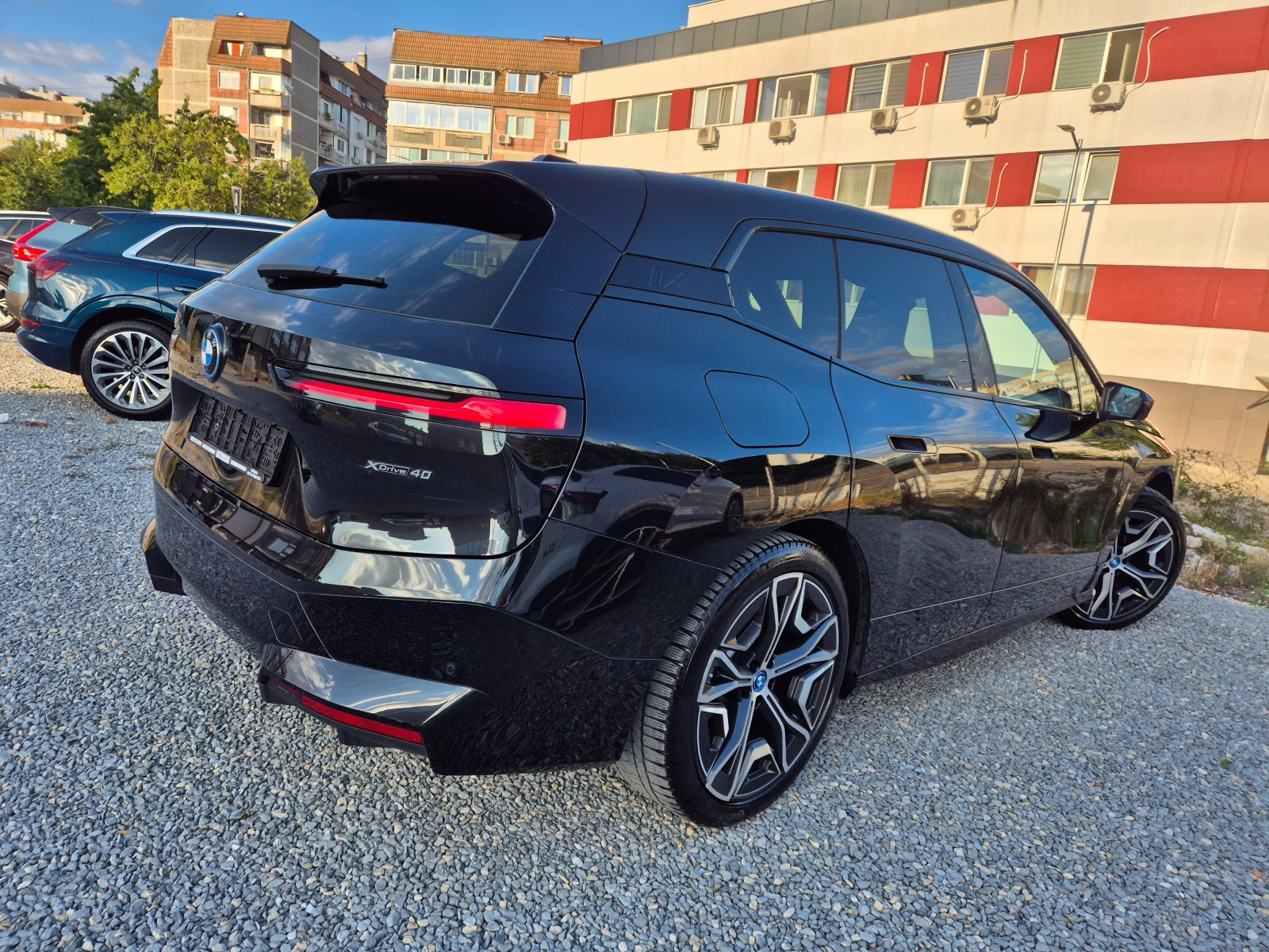 BMW iX 40-M-XDRIVE-HUD-LASER-HARMAN/KARDON-VAKUM-MASAJ, снимка 2 - Автомобили и джипове - 55848638