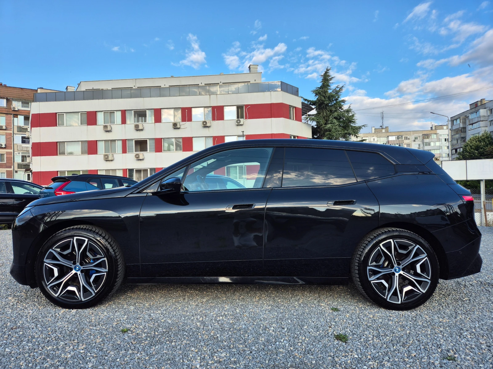 BMW iX 40-M-XDRIVE-HUD-LASER-HARMAN/KARDON-VAKUM-MASAJ, снимка 7 - Автомобили и джипове - 55848638