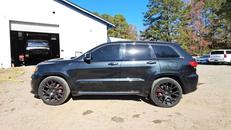 Jeep Grand cherokee SRT* ПОДГРЕВ* КАМЕРА* МАСАЖ* КЕЙЛЕС, снимка 4 - Автомобили и джипове - 48401959