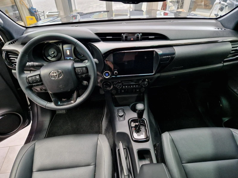 Toyota Hilux 2.8 MHEV DOUBLE CAB 4X4 INVINCIBLE 360, снимка 11 - Автомобили и джипове - 52311599