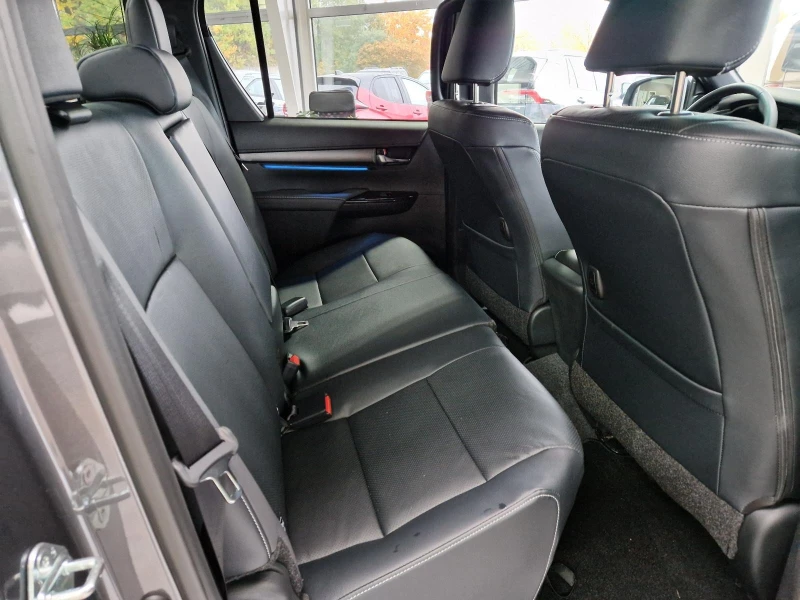 Toyota Hilux 2.8 MHEV DOUBLE CAB 4X4 INVINCIBLE 360, снимка 13 - Автомобили и джипове - 52311599