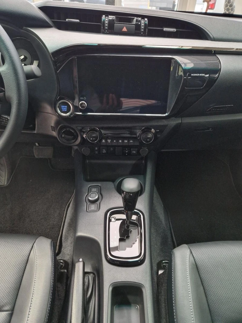 Toyota Hilux 2.8 MHEV DOUBLE CAB 4X4 INVINCIBLE 360, снимка 9 - Автомобили и джипове - 52311599