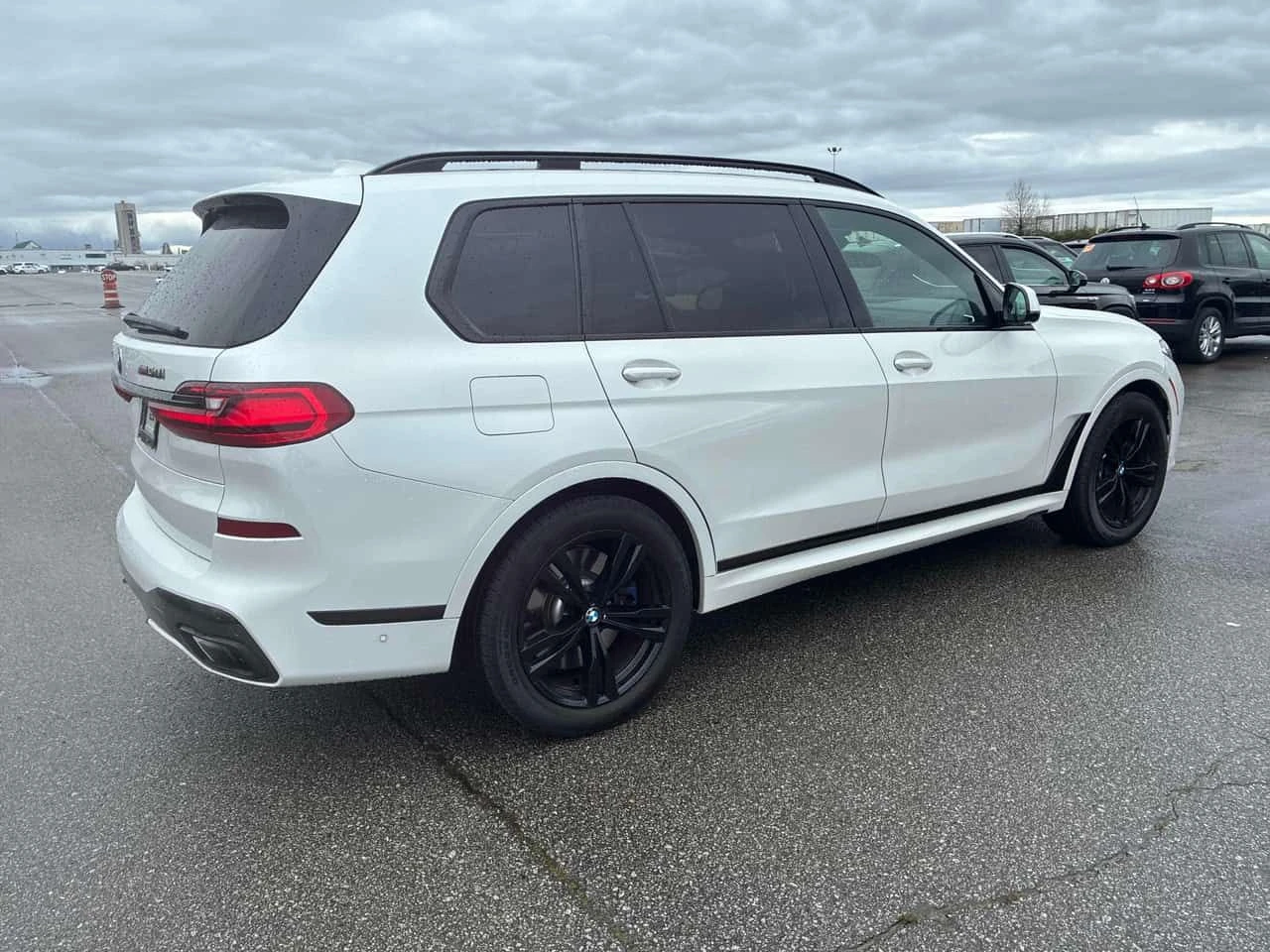 BMW X7 M50i/LASER/ОБДУХВАНЕ/ПАНОРАМА/ДИСТРОНИК/360 КАМЕРИ, снимка 4 - Автомобили и джипове - 54399388