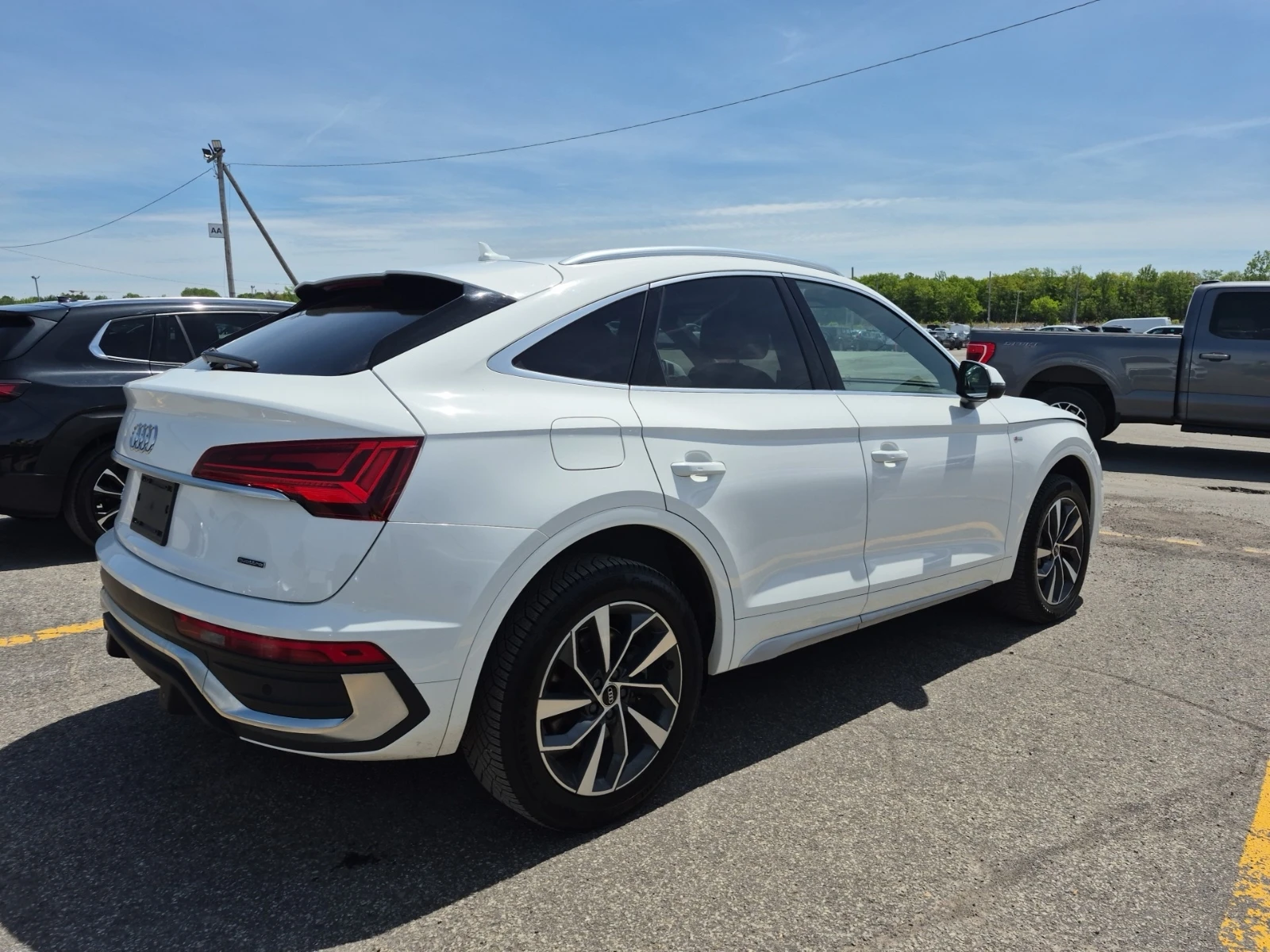 Audi Q5 Progressiv * Keyless * Blind Spot * CARFAX * , снимка 4 - Автомобили и джипове - 54756160