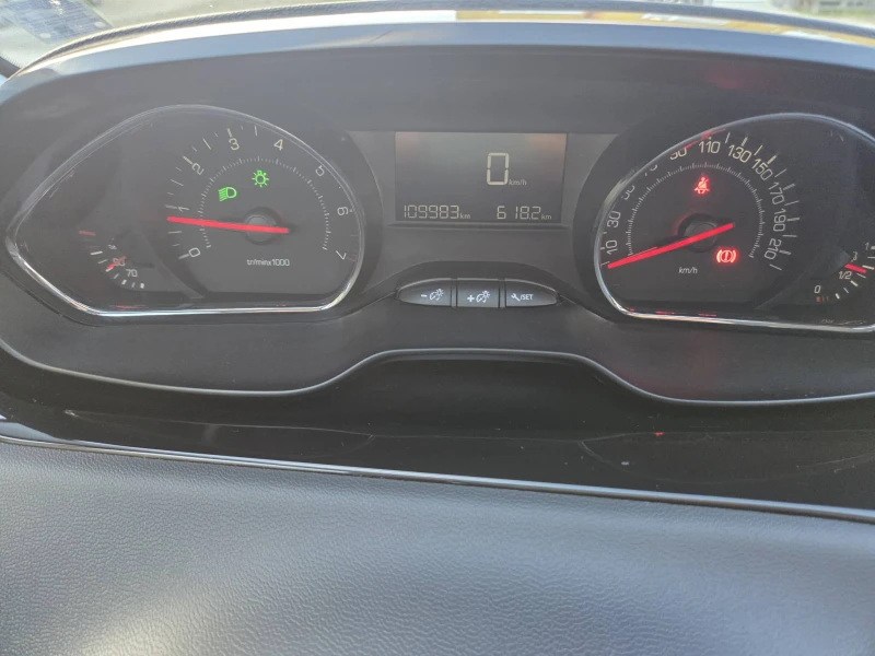 Peugeot 208, снимка 8 - Автомобили и джипове - 52540759