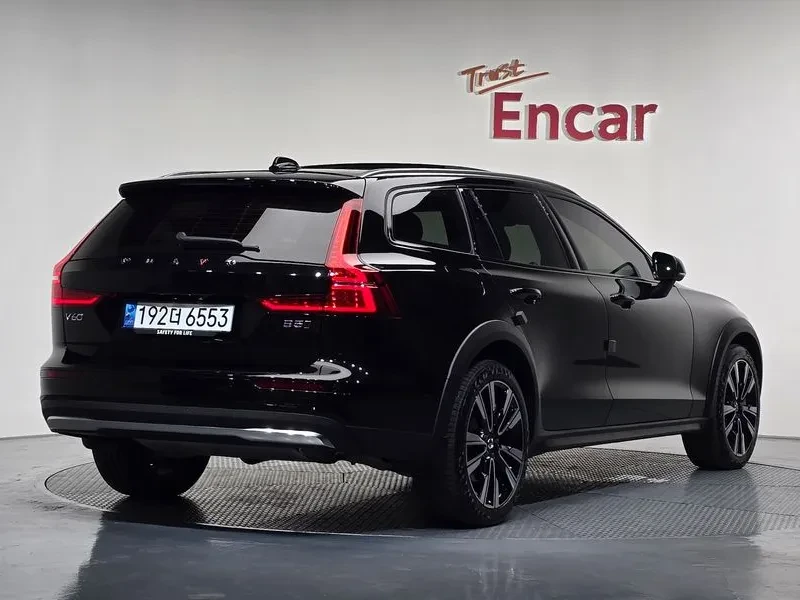 Volvo V60 Generation B5 Ultimate Awd, снимка 2 - Автомобили и джипове - 56225033