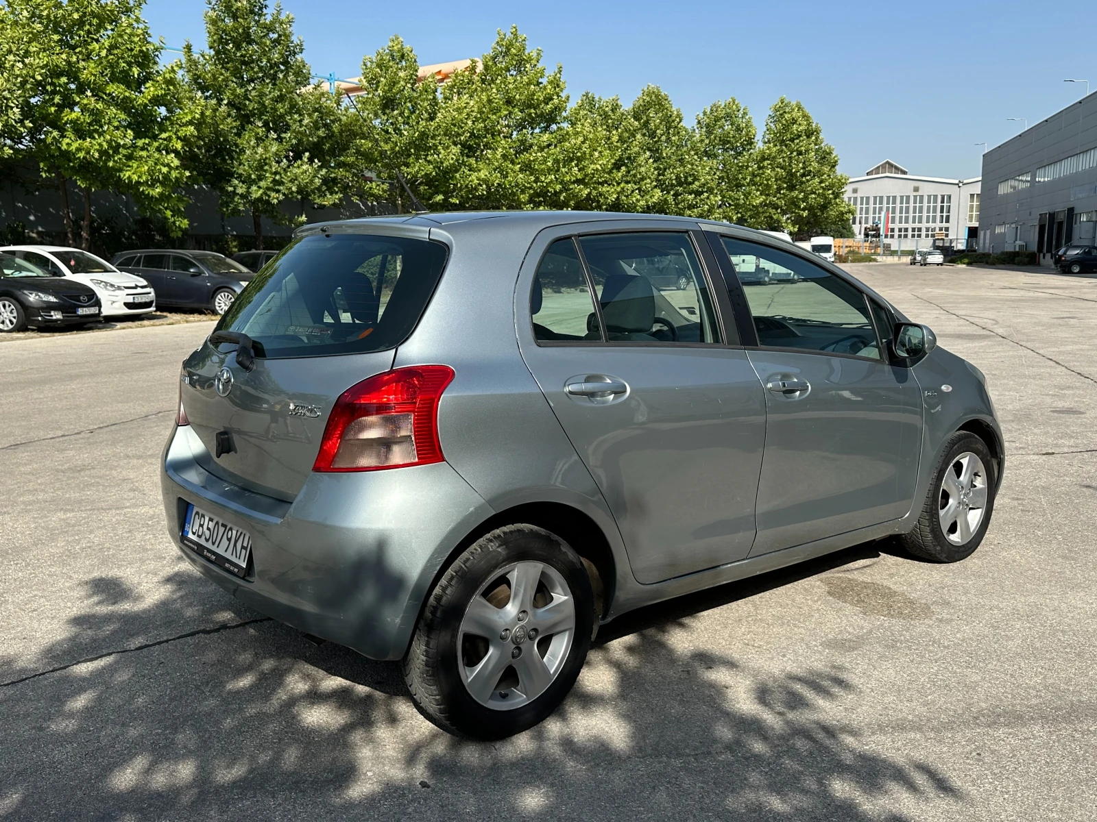 Toyota Yaris 1.4d Автоматик - изображение 4
