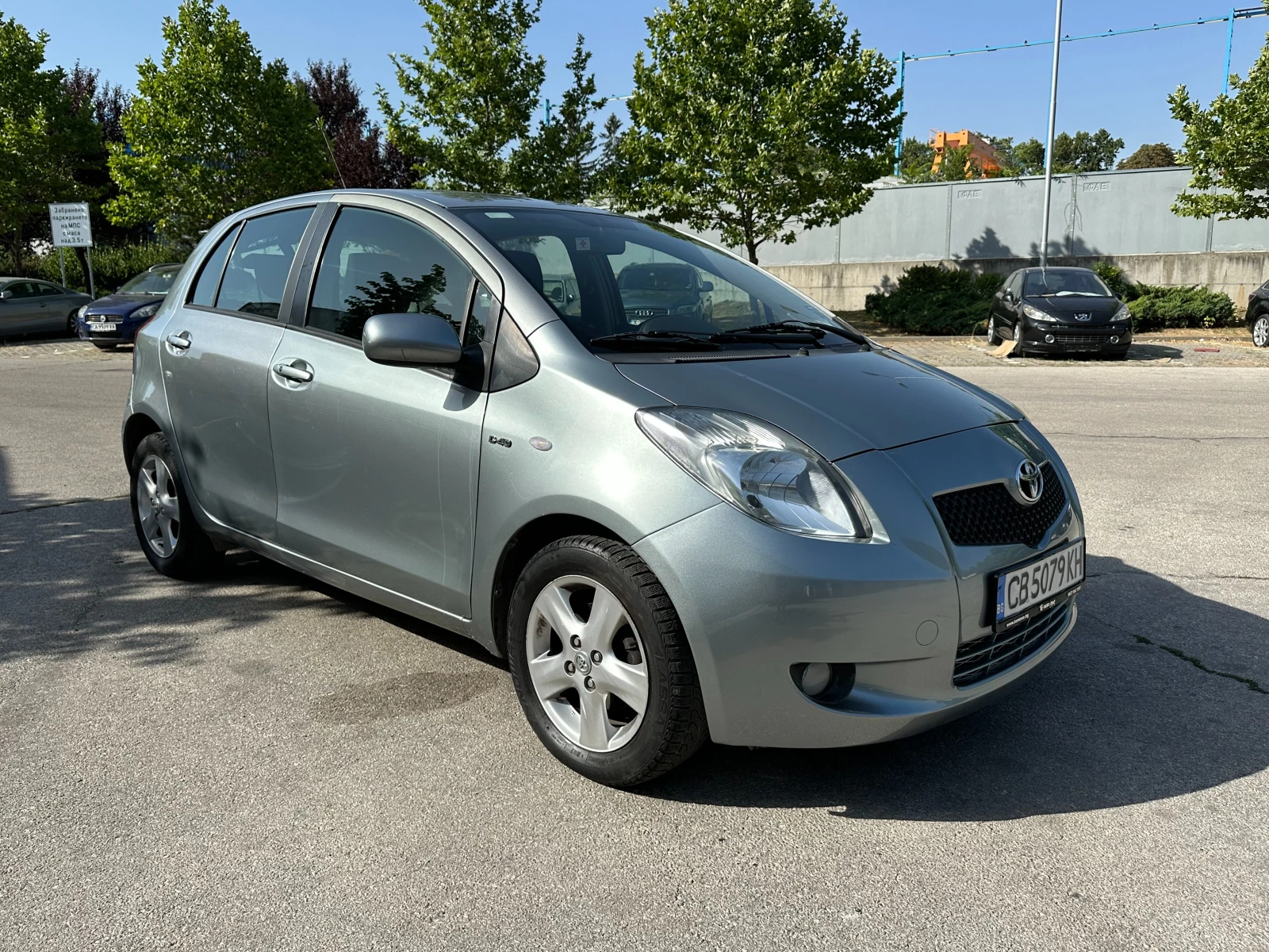 Toyota Yaris 1.4d Автоматик - изображение 6