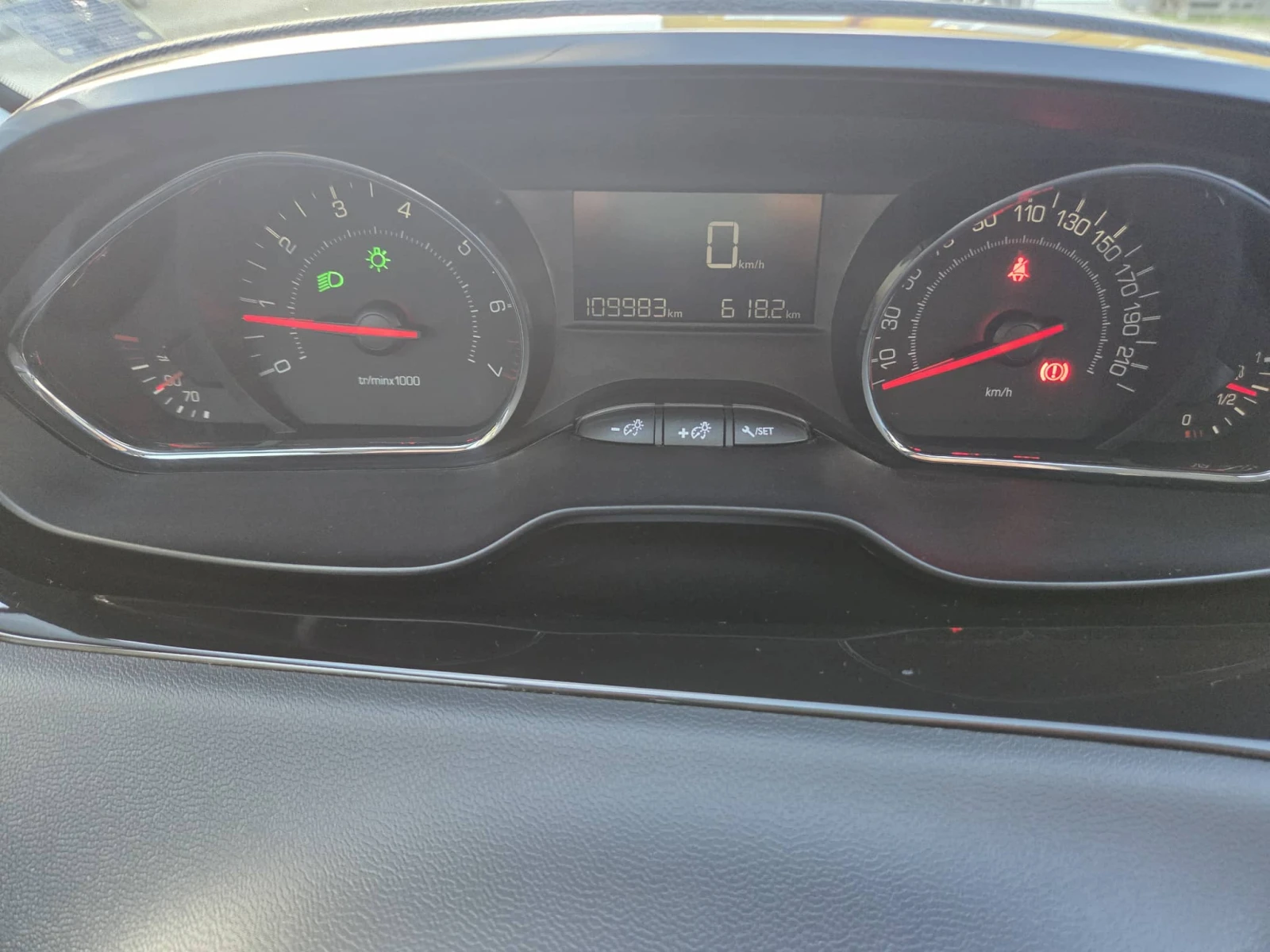 Peugeot 208  - изображение 8