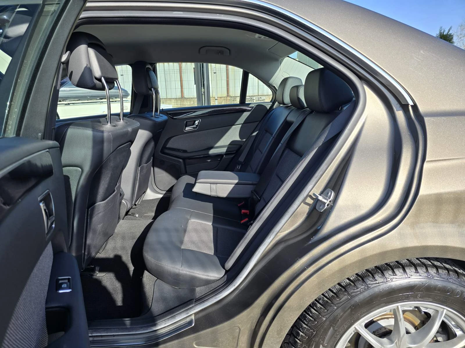 Mercedes-Benz E 350 CGI АВТОМАТИК AVANGARDE, снимка 6 - Автомобили и джипове - 54222768