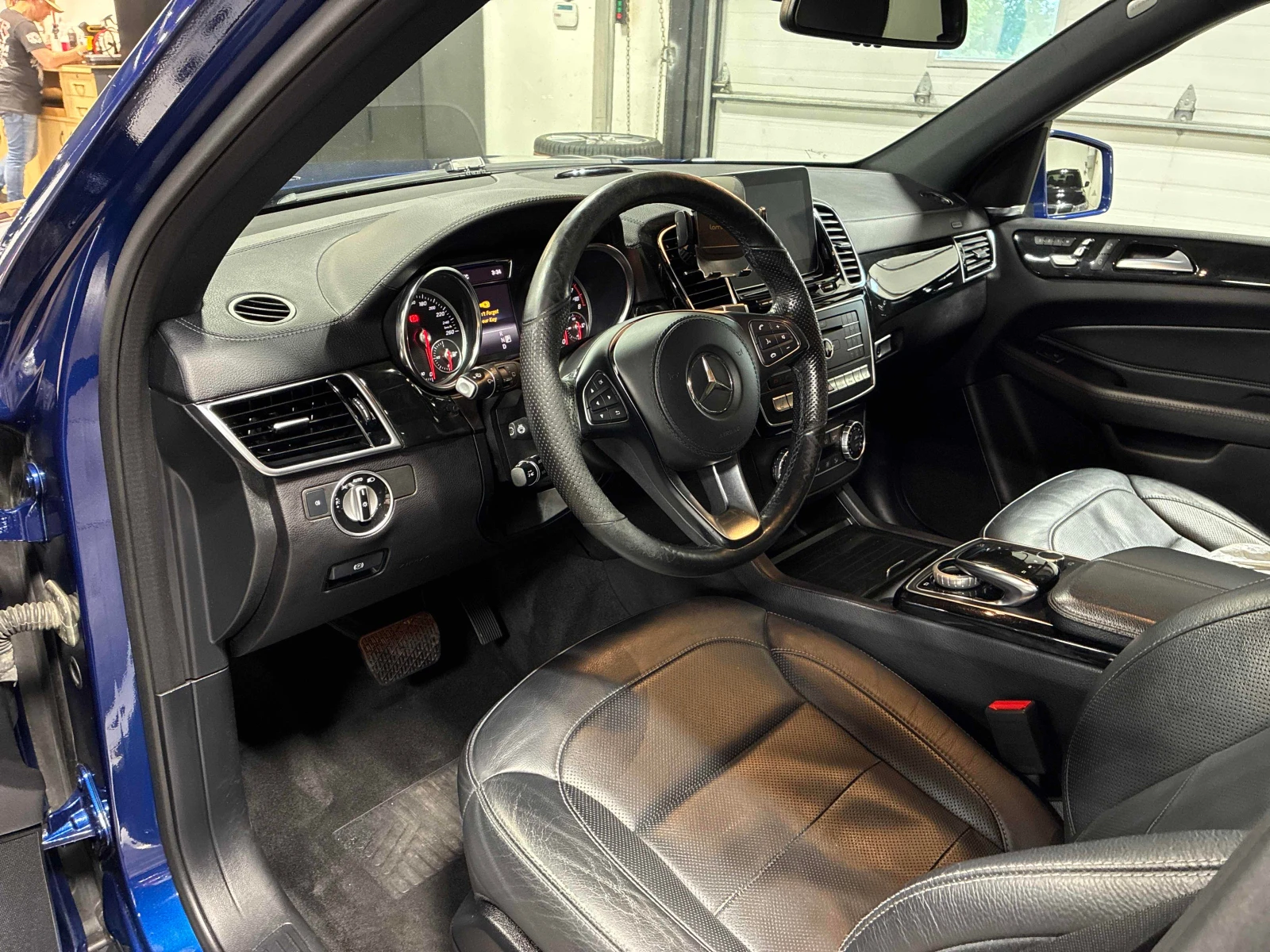Mercedes-Benz GLS 450 4MATIC/H&K/PANO/ОБДУХВАНЕ/TV, снимка 8 - Автомобили и джипове - 54913368