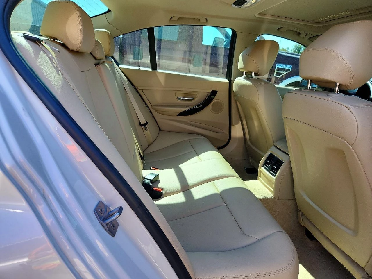 BMW 320 2.0l Xi, снимка 10 - Автомобили и джипове - 55158131