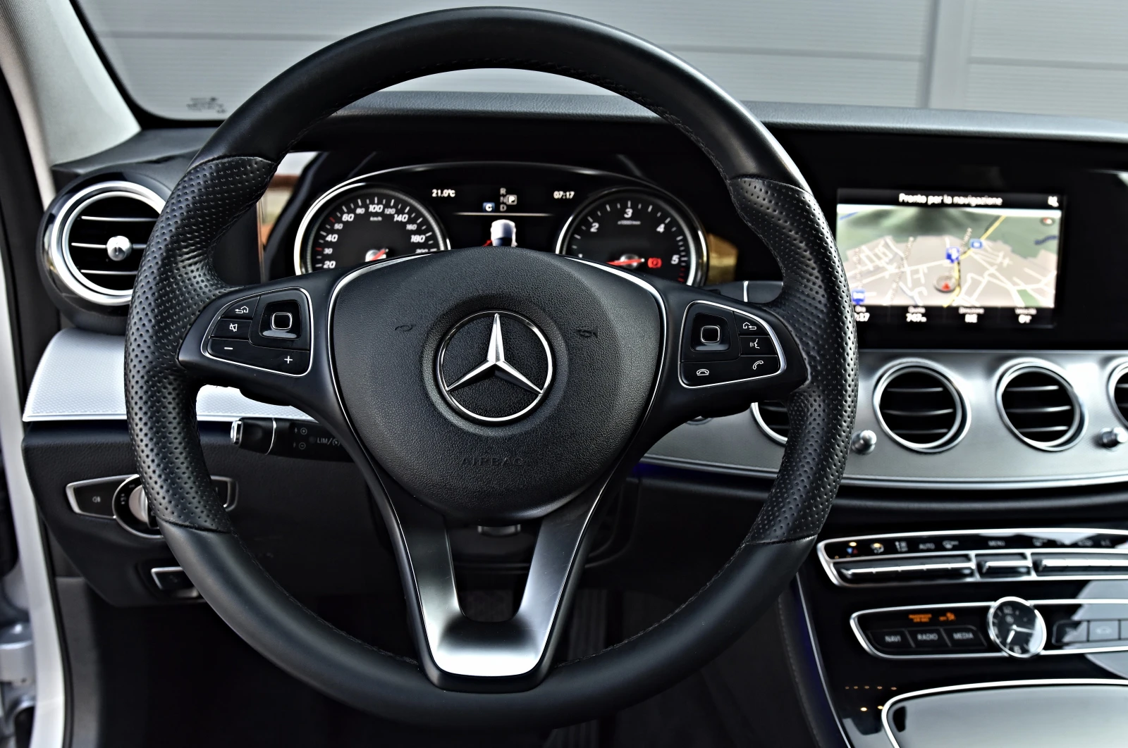 Mercedes-Benz E 220 ПОДГРЕВ* КАМЕРА* MULTIBEAM* , снимка 13 - Автомобили и джипове - 55588706