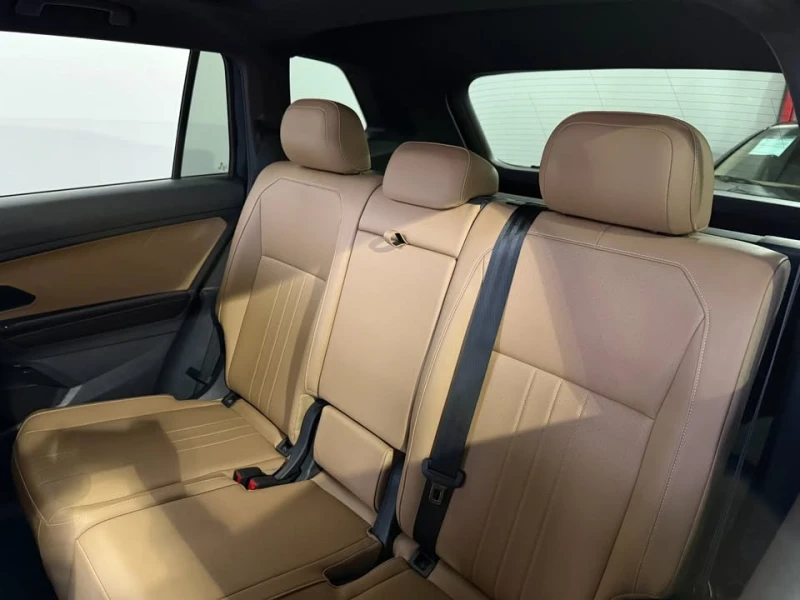VW Tiguan * * R-Line Black Edition* * CARFAX* * АВТО КРЕДИТ*, снимка 10 - Автомобили и джипове - 53168087