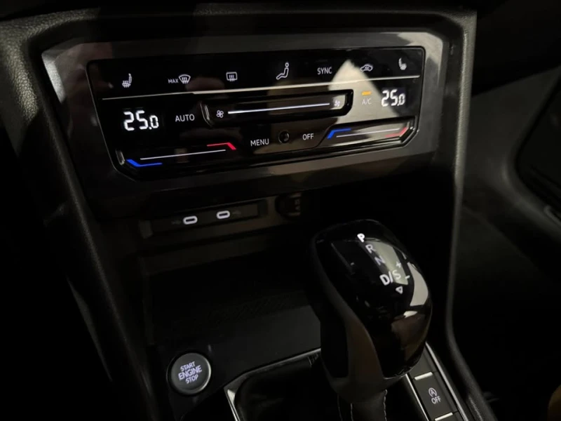 VW Tiguan * * R-Line Black Edition* * CARFAX* * АВТО КРЕДИТ*, снимка 14 - Автомобили и джипове - 53168087