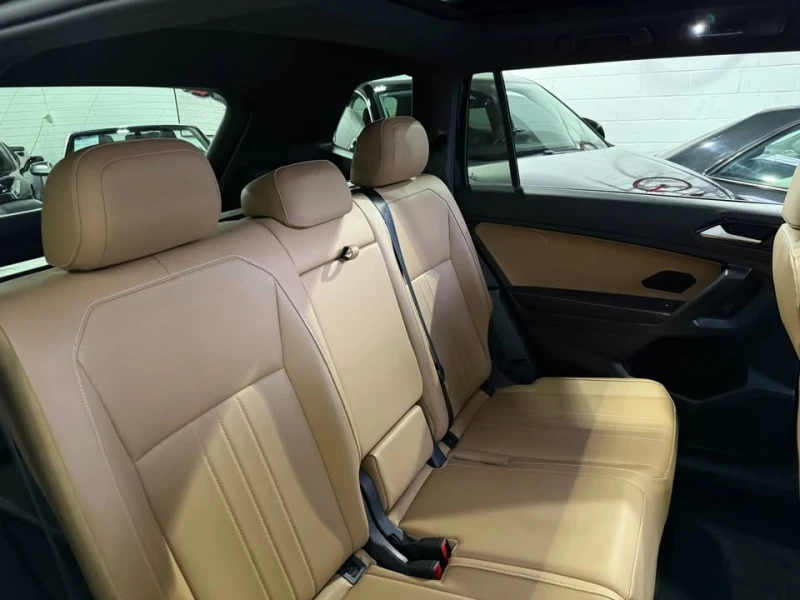 VW Tiguan * * R-Line Black Edition* * CARFAX* * АВТО КРЕДИТ*, снимка 9 - Автомобили и джипове - 53168087