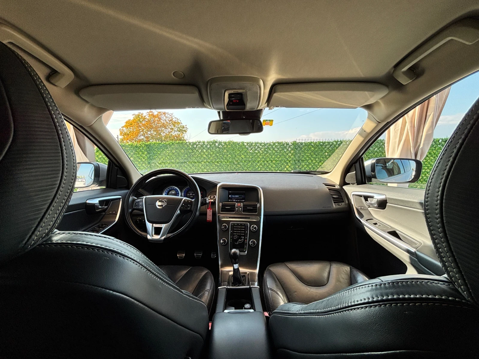 Volvo XC60 2.4D/4X4/R DESIGN/ПОДГРЕВ/РЕАЛНИ КИЛОМЕТРИ - изображение 8
