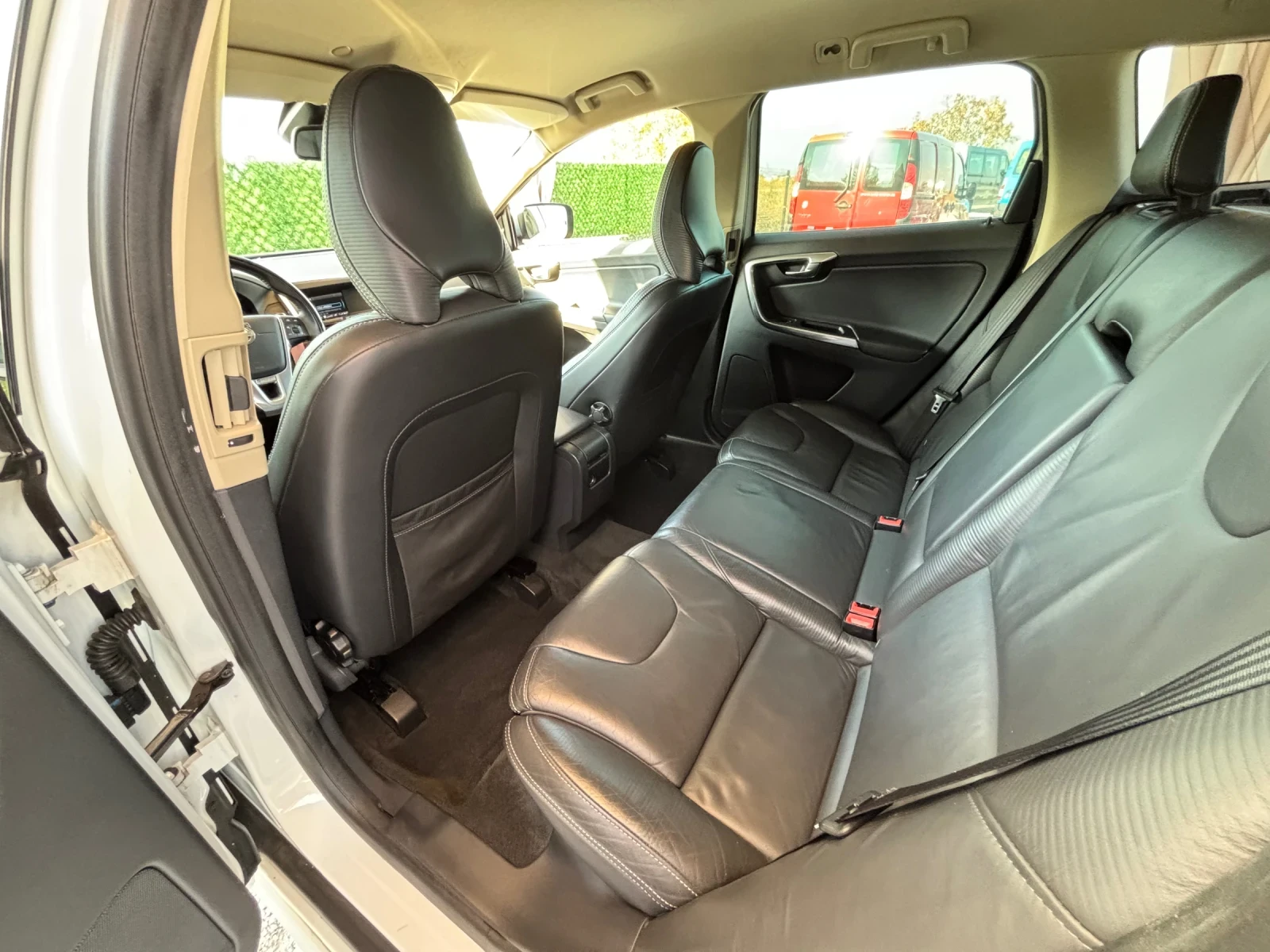 Volvo XC60 2.4D/4X4/R DESIGN/ПОДГРЕВ/РЕАЛНИ КИЛОМЕТРИ - изображение 7