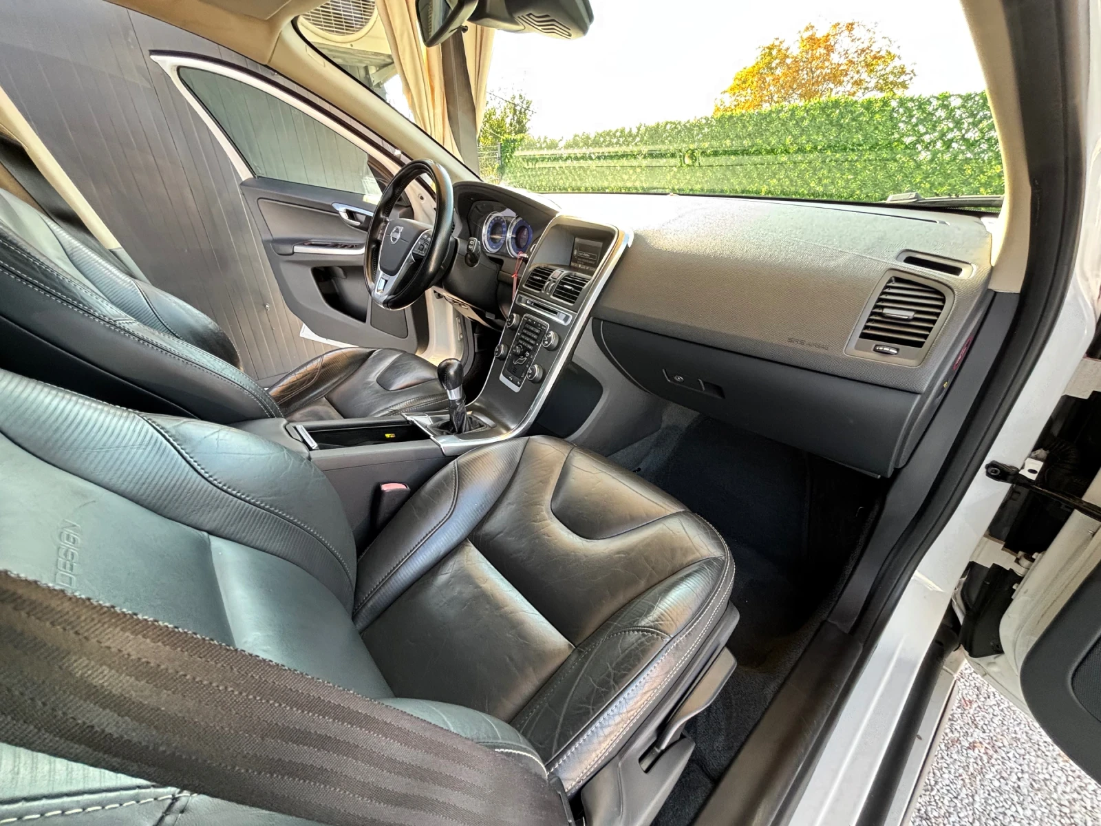 Volvo XC60 2.4D/4X4/R DESIGN/ПОДГРЕВ/РЕАЛНИ КИЛОМЕТРИ - изображение 6