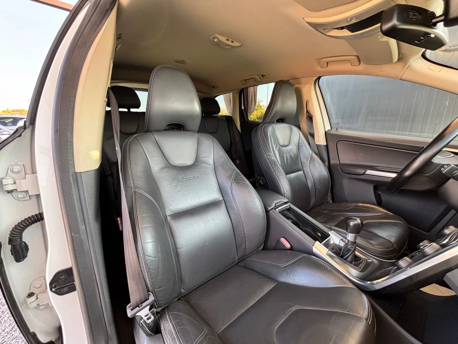 Volvo XC60 2.4D/4X4/R DESIGN/ПОДГРЕВ/РЕАЛНИ КИЛОМЕТРИ - изображение 9