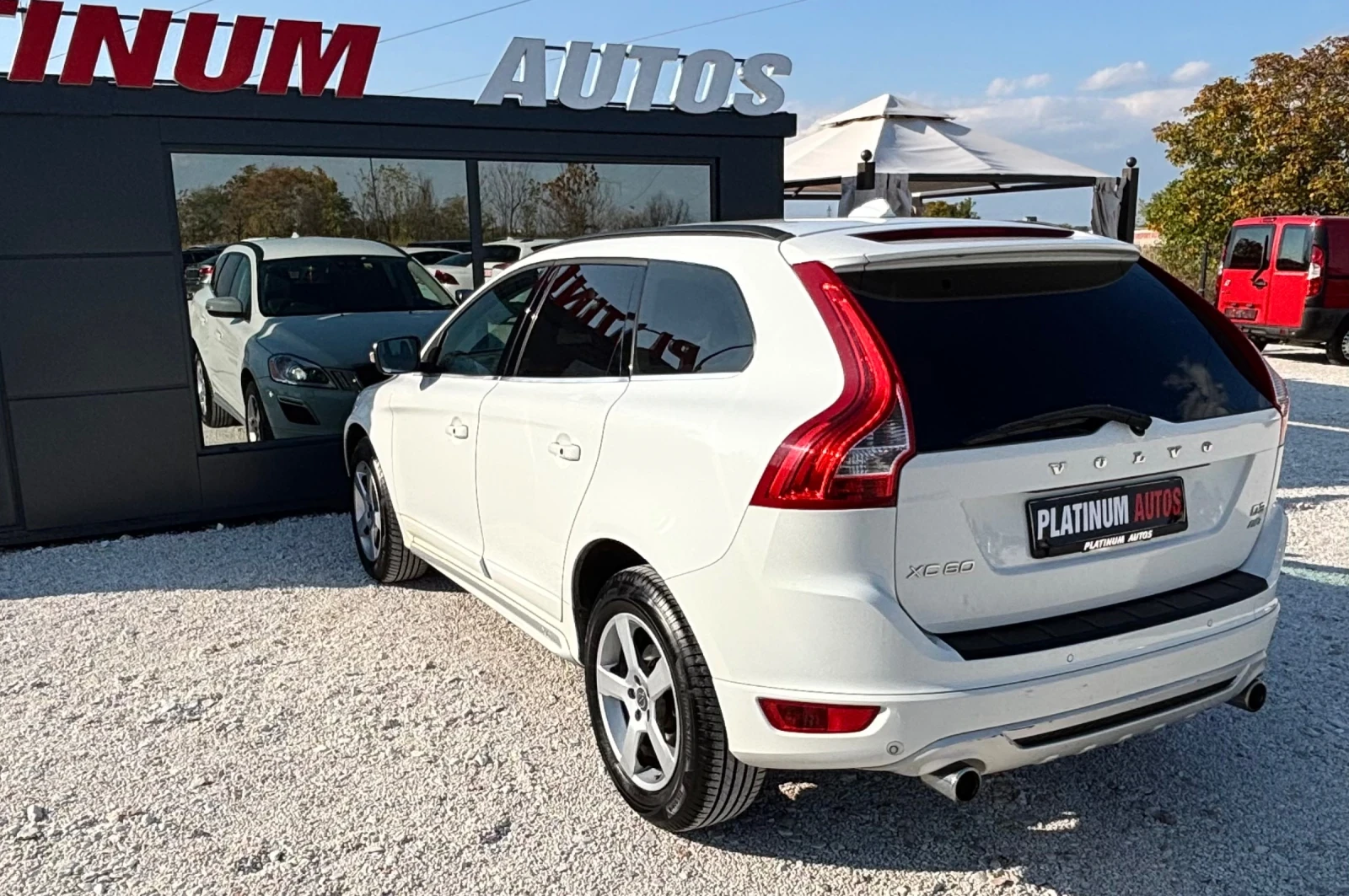 Volvo XC60 2.4D/4X4/R DESIGN/ПОДГРЕВ/РЕАЛНИ КИЛОМЕТРИ - изображение 10