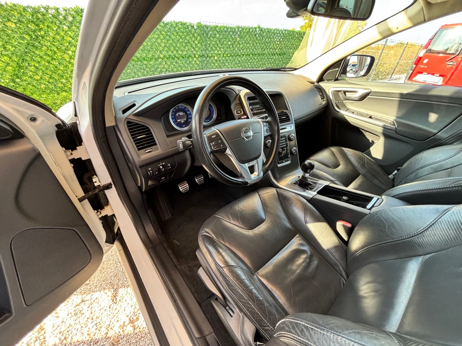 Volvo XC60 2.4D/4X4/R DESIGN/ПОДГРЕВ/РЕАЛНИ КИЛОМЕТРИ - изображение 5