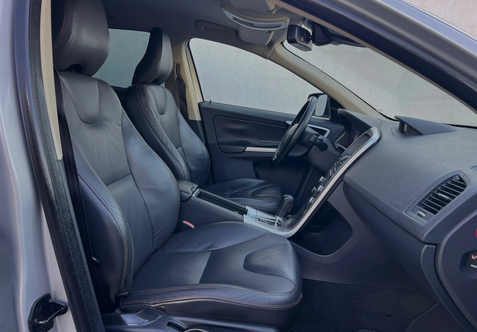 Volvo XC60 2.4d D4 AWD 5 ЦИЛИНДЪРА, снимка 11 - Автомобили и джипове - 54307792