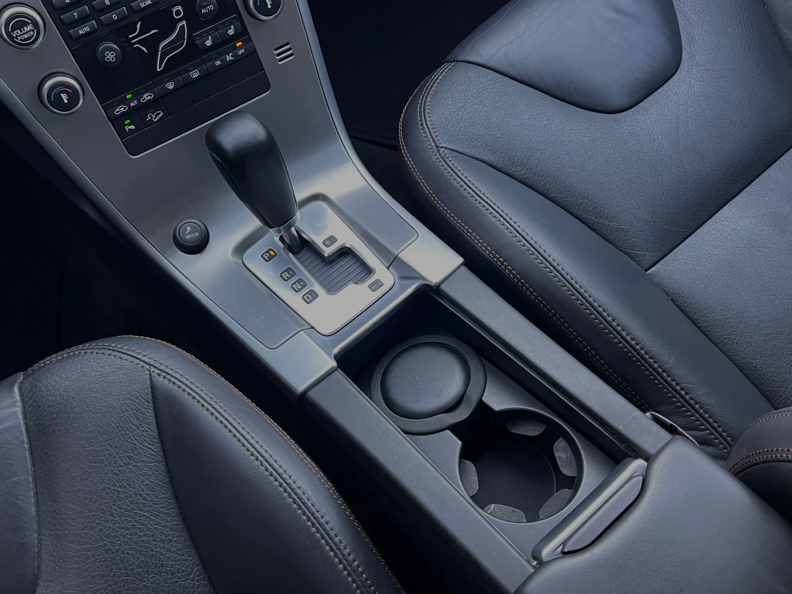 Volvo XC60 2.4d D4 AWD 5 ЦИЛИНДЪРА, снимка 10 - Автомобили и джипове - 54307792