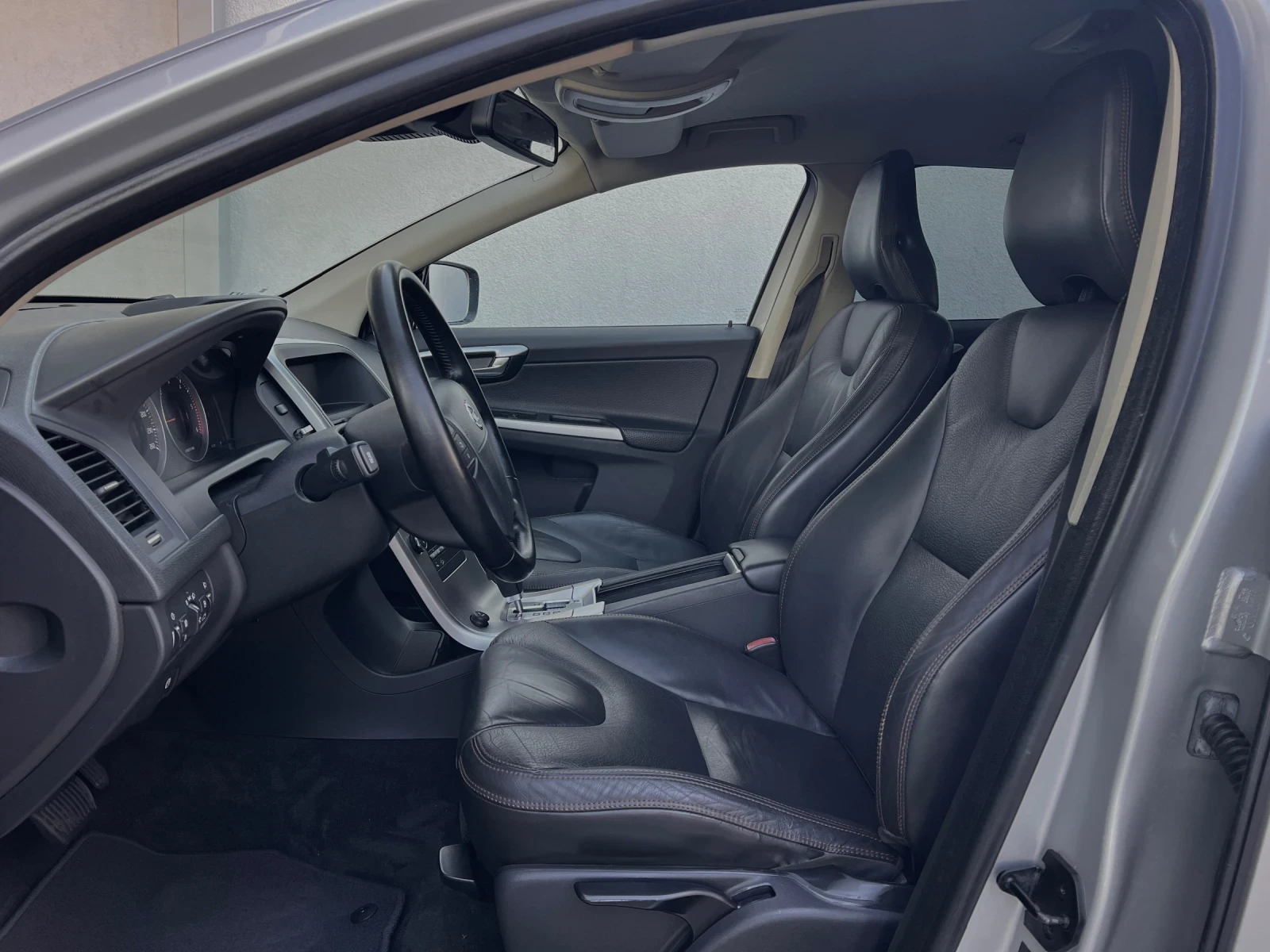 Volvo XC60 2.4d D4 AWD 5 ЦИЛИНДЪРА, снимка 12 - Автомобили и джипове - 54307792