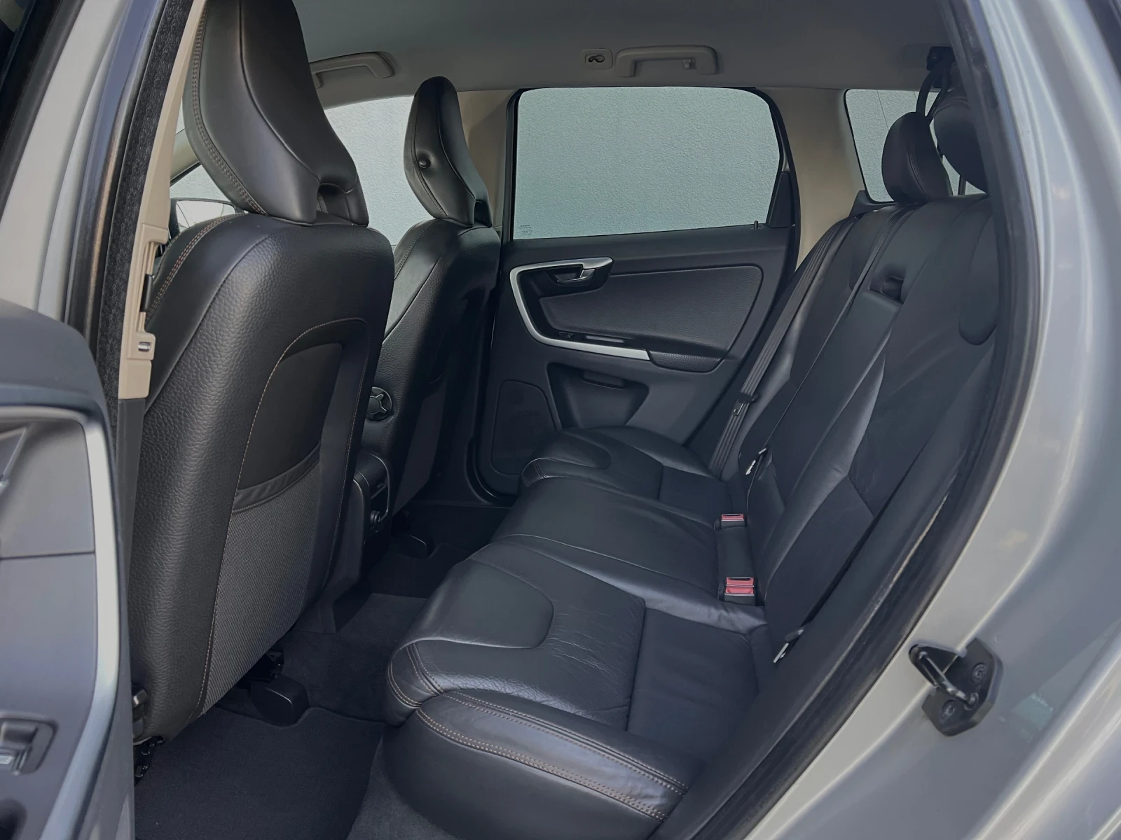 Volvo XC60 2.4d D4 AWD 5 ЦИЛИНДЪРА, снимка 13 - Автомобили и джипове - 54307792