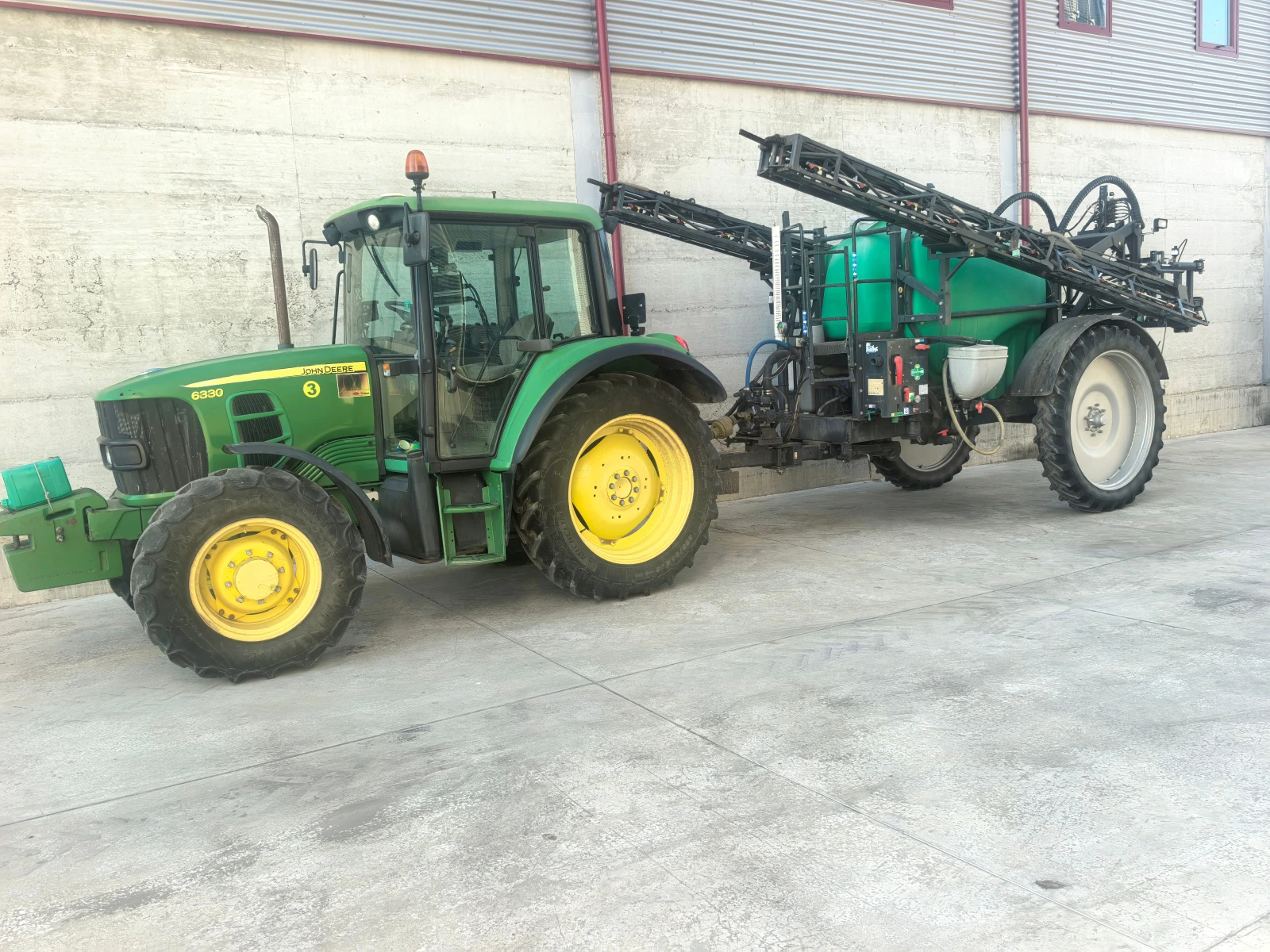 Трактор John Deere 6330