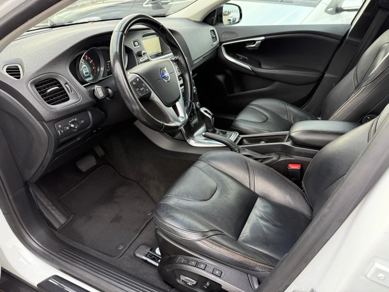 Volvo V40 Cross Country 2.0i CH 4x4 180ks, снимка 10 - Автомобили и джипове - 52747155
