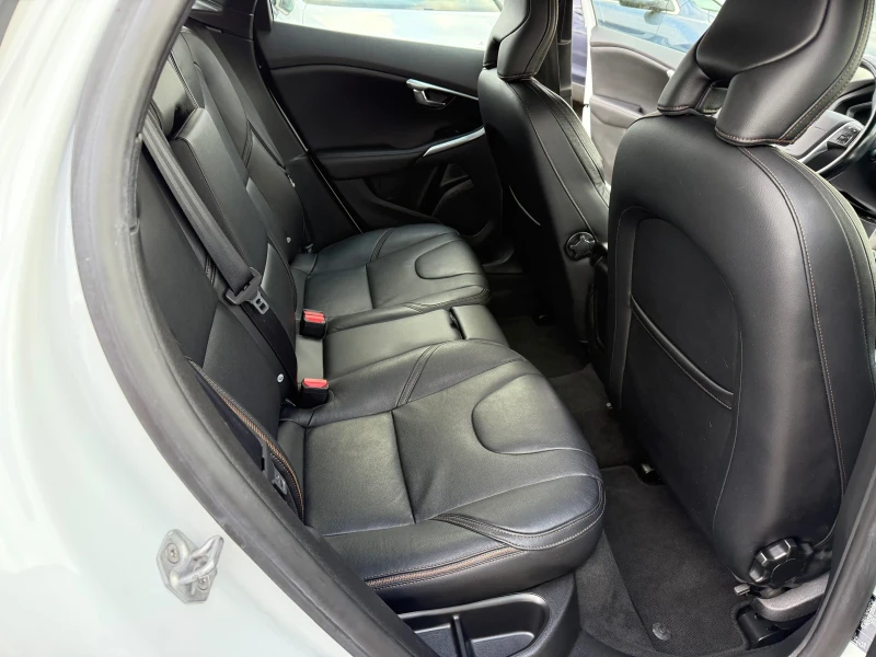 Volvo V40 Cross Country 2.0i CH 4x4 180ks, снимка 8 - Автомобили и джипове - 52747155