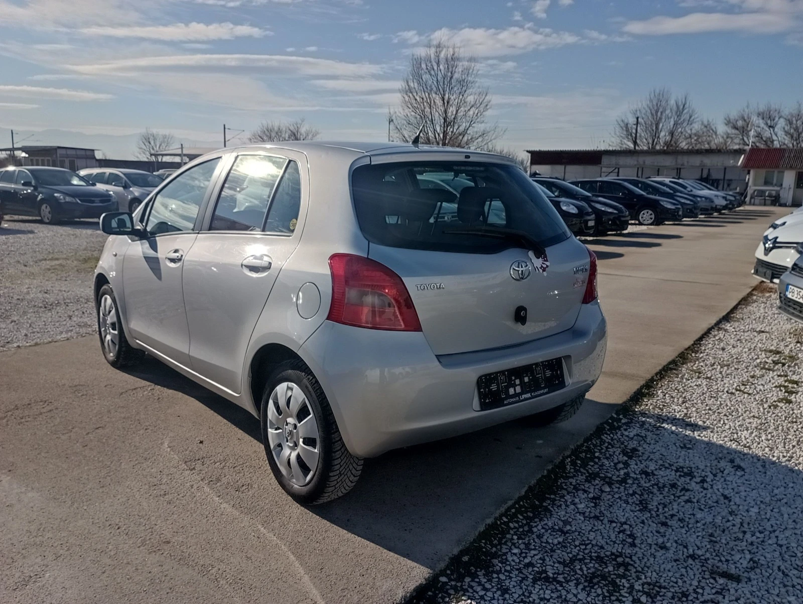 Toyota Yaris  - изображение 4