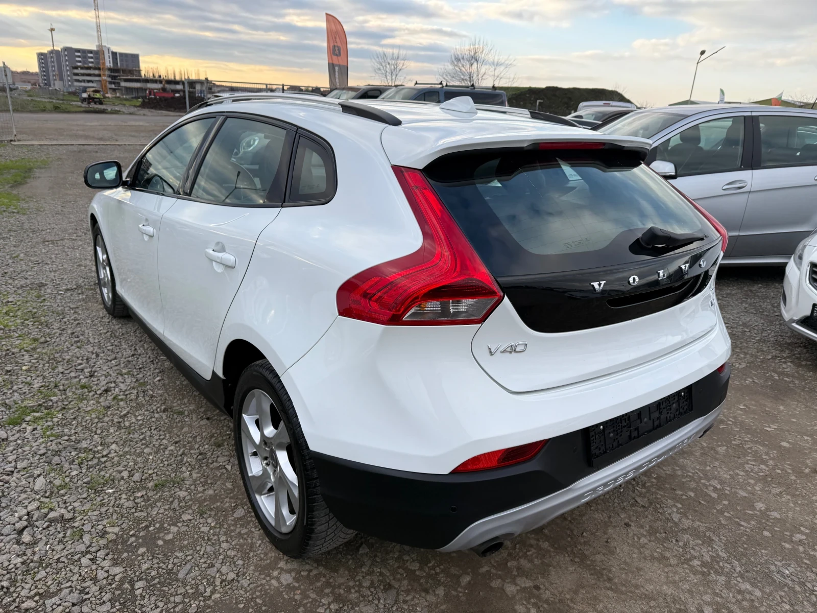 Volvo V40 Cross Country 2.0i CH 4x4 180ks - изображение 6