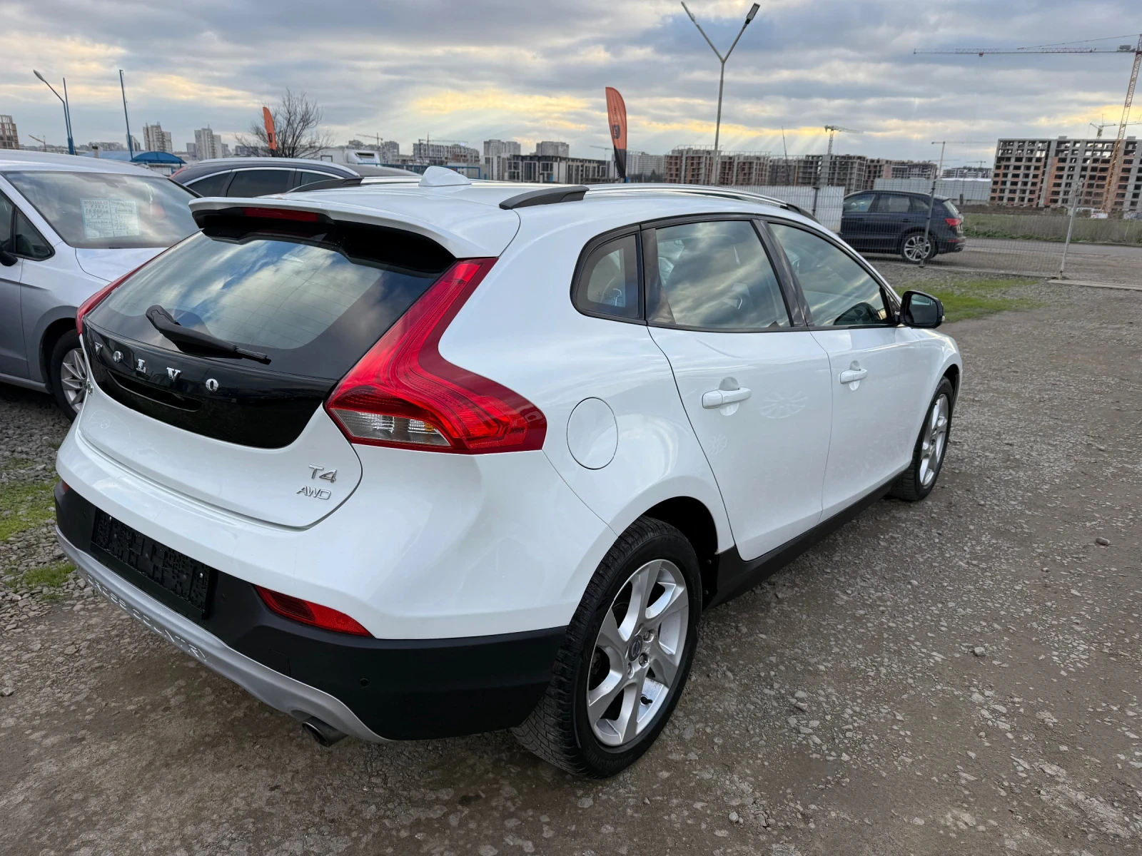 Volvo V40 Cross Country 2.0i CH 4x4 180ks - изображение 4